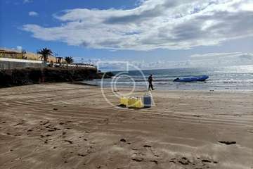 Una lancha neumática con varios jóvenes inmigrantes arriba a la playa de Ojos de Garza/TA.